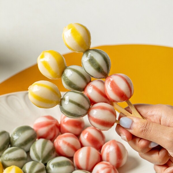 떡미당 쫀득한 멥쌀 참깨 3색 구슬꿀떡 500g(단호박, 쑥, 홍국)